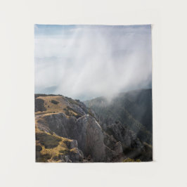 Wolken überrollen Berge Wandteppich