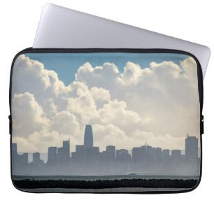 Wolken und die Stadt Laptopschutzhülle
