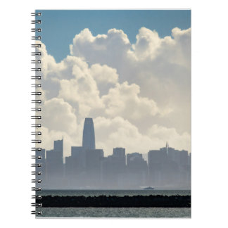 Wolken und die Stadt Notizblock