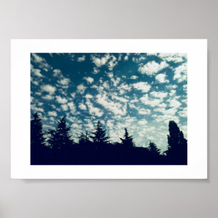 Wolken und Schatten Blaue Himmelsfarbenfotografie Poster