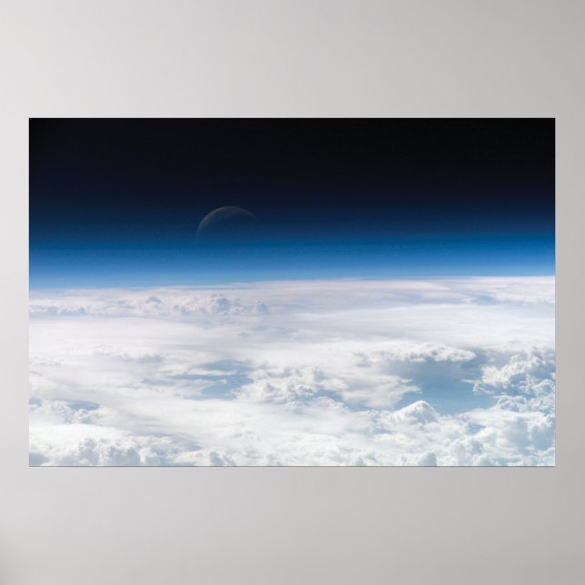 Wolken und schwacher Mond Poster (Vorne)