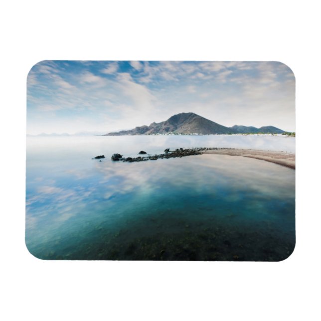 Wolkenblauer Himmel im See Magnet (Horizontal)