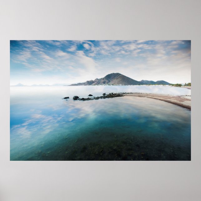 Wolkenblauer Himmel im See Poster (Vorne)