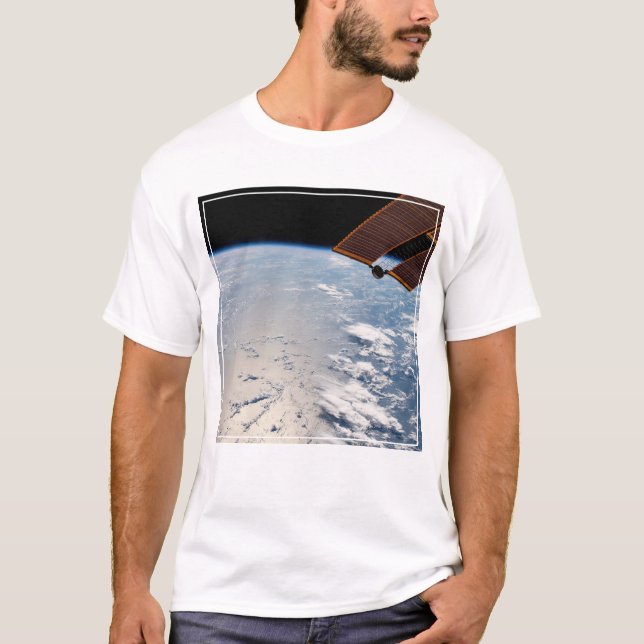 Wolkenformationen rund um den Sonnenuntergang vor  T-Shirt (Vorderseite)