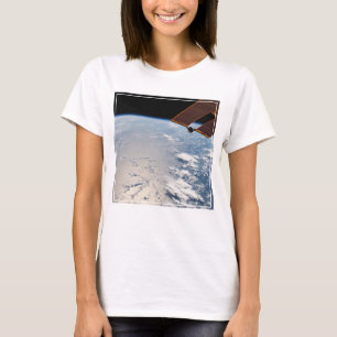 Wolkenformationen rund um den Sonnenuntergang vor  T-Shirt