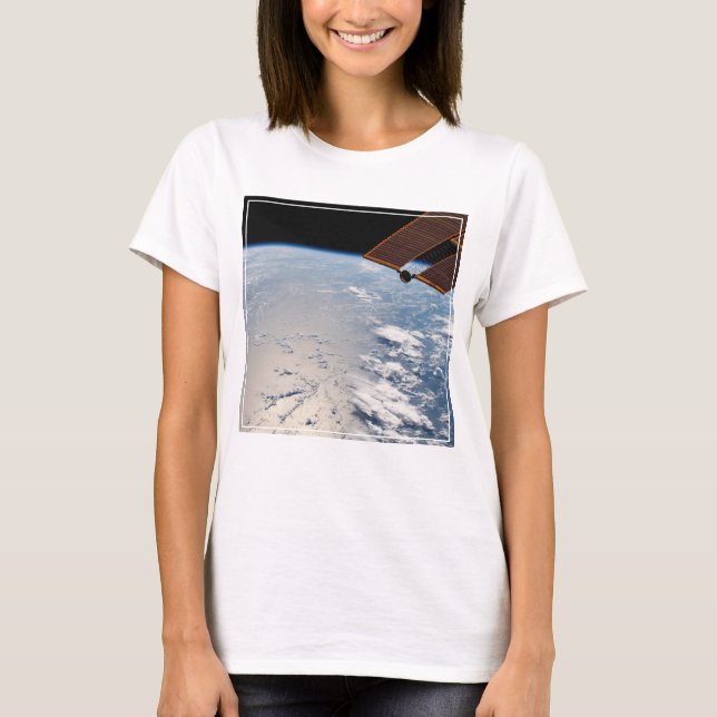 Wolkenformationen rund um den Sonnenuntergang vor  T-Shirt (Vorderseite)