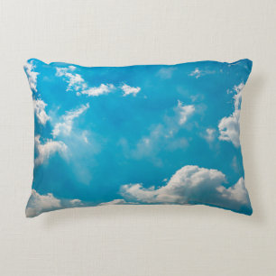 Wolkenkratzabstrakte und blaue Himmelsuntergrundba Dekokissen