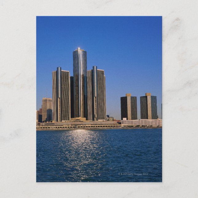 Wolkenkratzer am Wasser in Detroit Postkarte (Vorderseite)