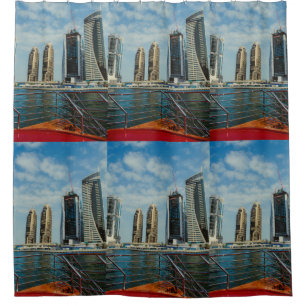 Wolkenkratzer im Hafen von Dubai Duschvorhang