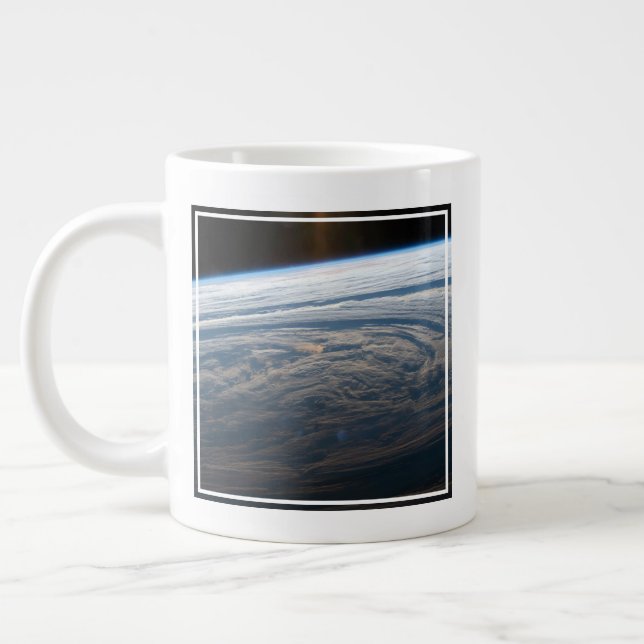 Wolkenkratzer im Südindischen Ozean. Jumbo-Tasse (Links)