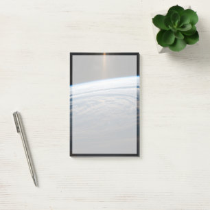 Wolkenkratzer im Südindischen Ozean. Post-it Klebezettel