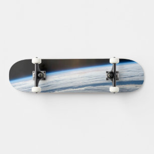 Wolkenkratzer im Südindischen Ozean. Skateboard