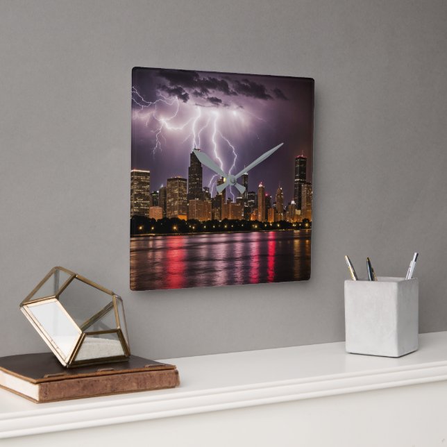 Wolkenkratzer in Chicago mit Blitzen Quadratische Wanduhr (Büro)