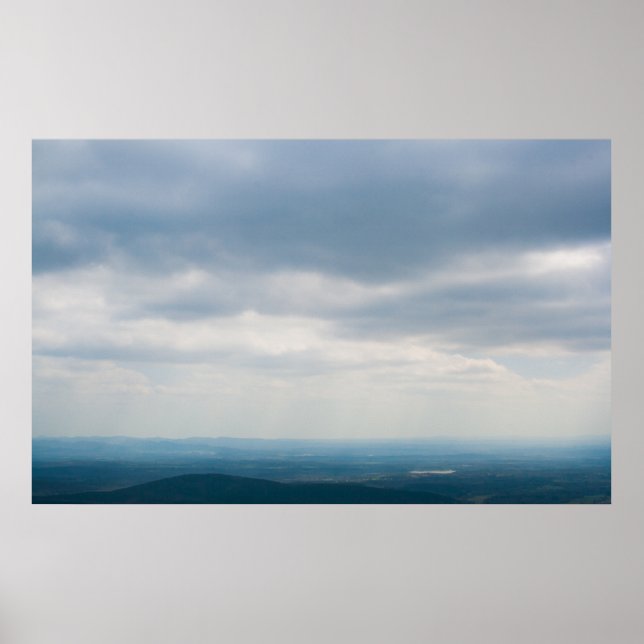 Wolkenkratzer über dem Ouachita-Gebirge, Oklahoma Poster (Vorne)