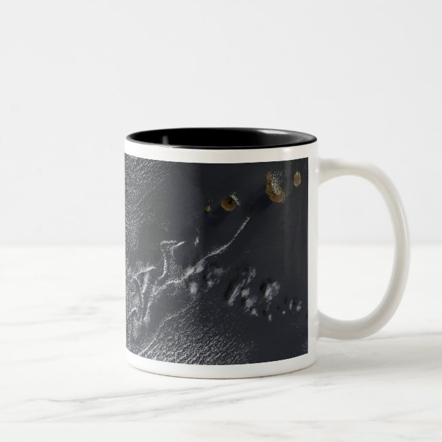 Wolkenkratzer über den Kapverdischen Inseln Zweifarbige Tasse (Rechts)