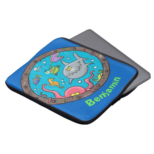 Wolkenlebewesen im Cartoon des Schiffshafens Laptopschutzhülle (Vorne Oben)