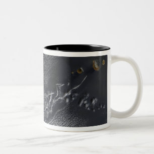 Wolkenturbulenzen über den Kap-Verde Inseln Zweifarbige Tasse