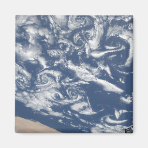 Wolkenturbulenzstraßen vor der Küste Magnet