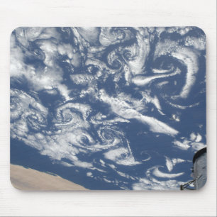 Wolkenturbulenzstraßen vor der Küste Mousepad
