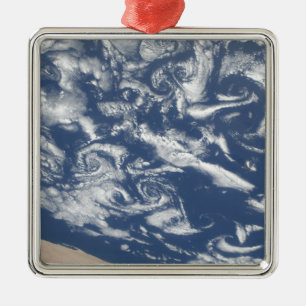 Wolkenturbulenzstraßen vor der Küste Ornament Aus Metall