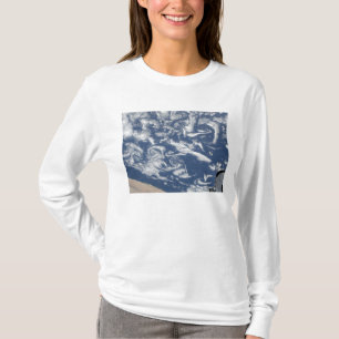 Wolkenturbulenzstraßen vor der Küste T-Shirt