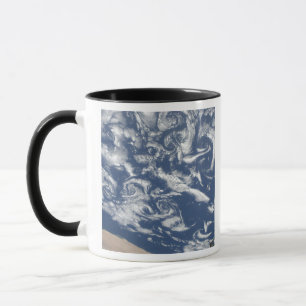 Wolkenturbulenzstraßen vor der Küste Tasse