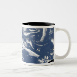Wolkenturbulenzstraßen vor der Küste Zweifarbige Tasse
