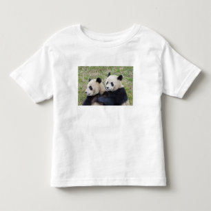 Wolong Reserve, China, Riesenpanda-Umarmung Kleinkind T-shirt