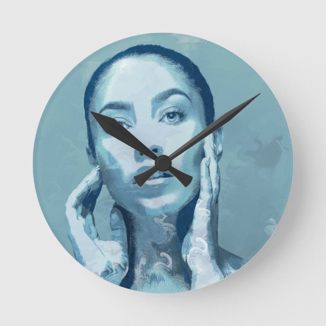 "Woman in Blue" Runde Wanduhr (Vorderseite)