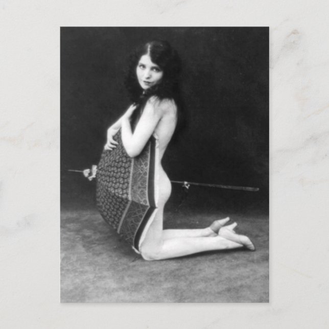 Woman posing with an umbrella - vintage postkarte (Vorderseite)