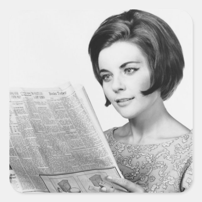 Woman Reading Newpaper Quadratischer Aufkleber (Vorderseite)