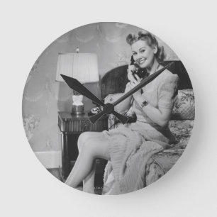 Woman Talking on Phone Runde Wanduhr
