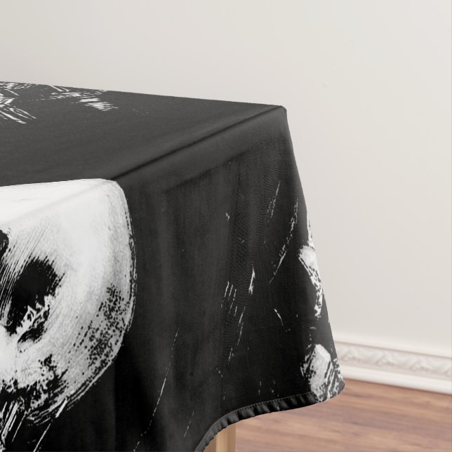 Woman with Halloween Skull Reflection In Mirror Tischdecke (Beispiel)