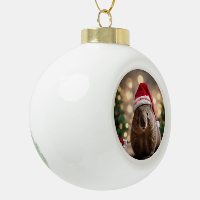 "Wombat Wonderland: Ein gemütlicher Weihnachtsaben Keramik Kugel-Ornament (Links)
