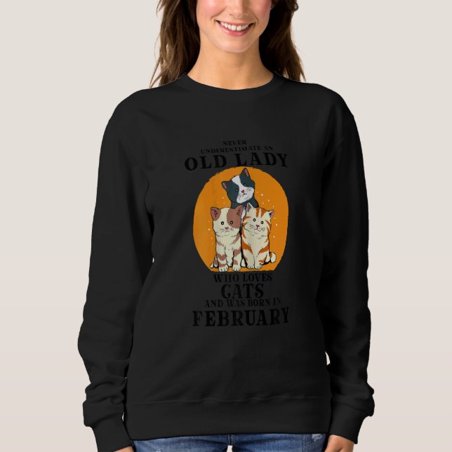 Womens Never Underestimate An Old Lady Who Loves C Sweatshirt (Vorderseite)
