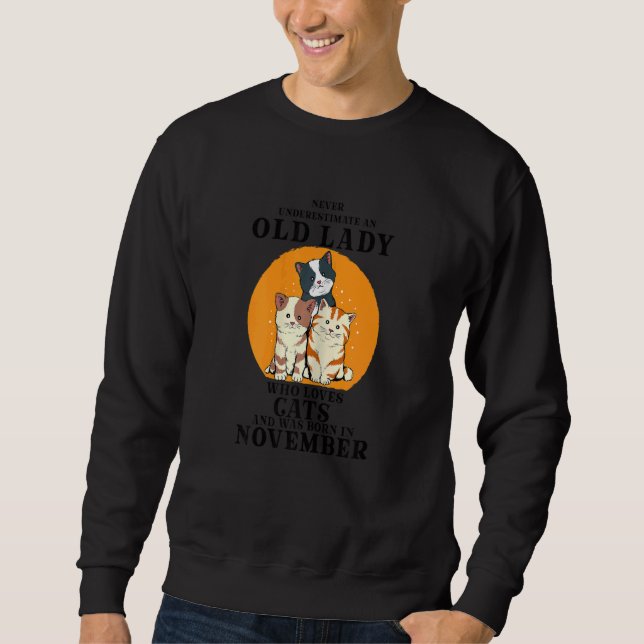 Womens Never Underestimate An Old Lady Who Loves C Sweatshirt (Vorderseite)