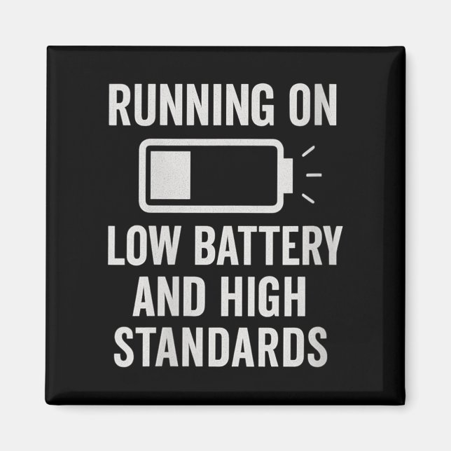 Womens Running On Low Battery And High Standards F Magnet (Vorne)