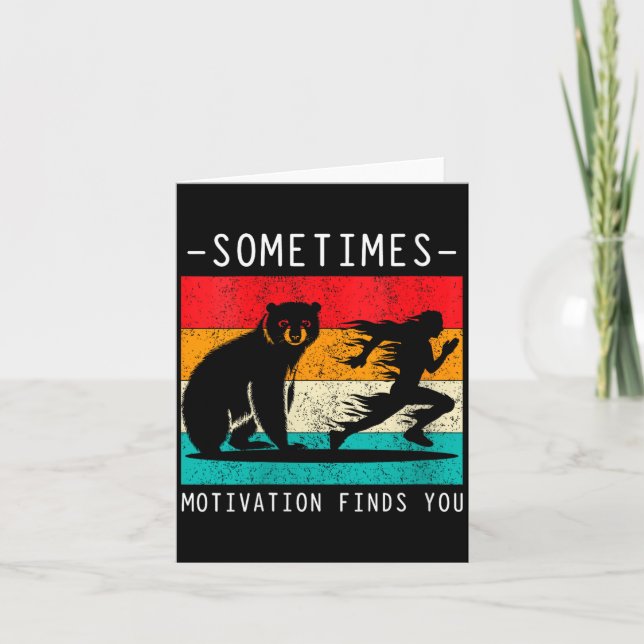 Womens Sometimes Motivation Finds You Funny Quote  Karte (Vorderseite)