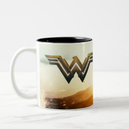 Wonder Woman bei Sunset Zweifarbige Tasse