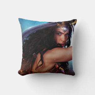 Wonder Woman blockiert mit Schwert Kissen