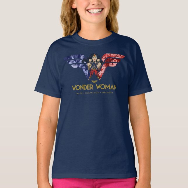 Wonder Woman Crossed Arms in Logo Collage T-Shirt (Vorderseite)