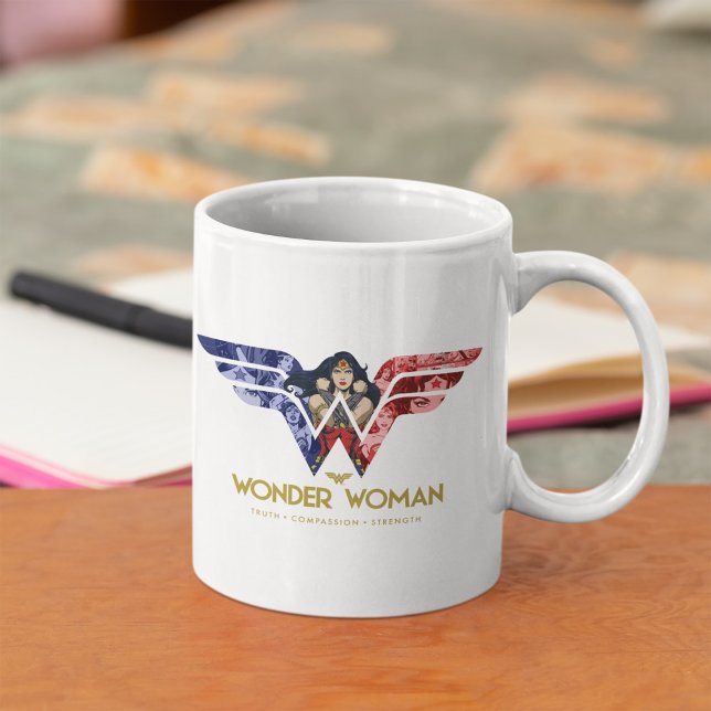 Wonder Woman Crossed Arms in Logo Collage Tasse (Von Creator hochgeladen)