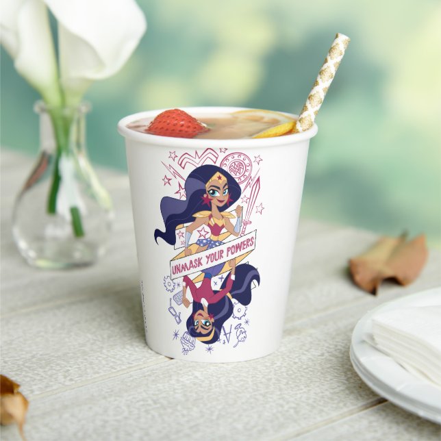 Wonder Woman entmasch Ihre Power Pappbecher (In Situ)