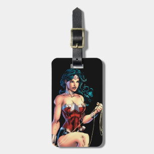 Wonder Woman Gripping Lasso Atop Rock Gepäckanhänger