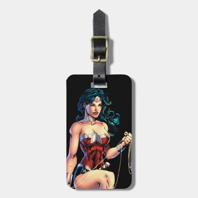Wonder Woman Gripping Lasso Atop Rock Gepäckanhänger (Vorderseite vertikal)