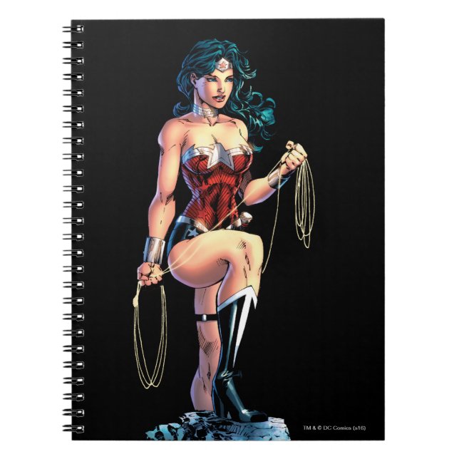 Wonder Woman Gripping Lasso Atop Rock Notizblock (Vorderseite)