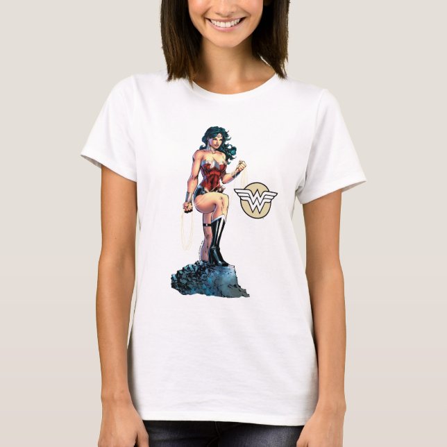 Wonder Woman Gripping Lasso Atop Rock T-Shirt (Vorderseite)