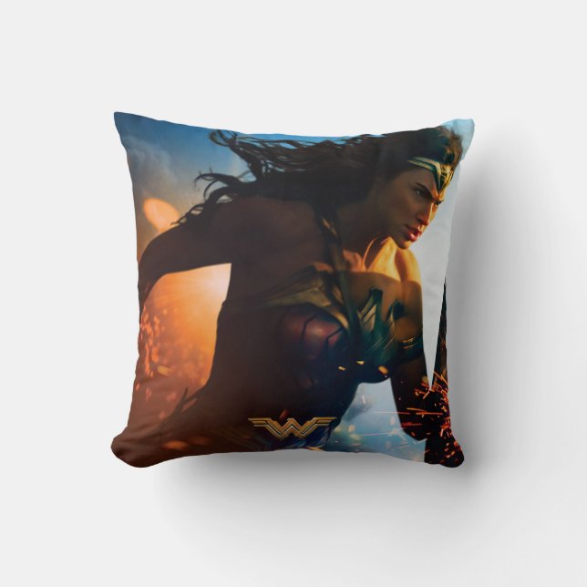 Wonder Woman läuft auf dem Schlachtfeld Kissen (Vorderseite)