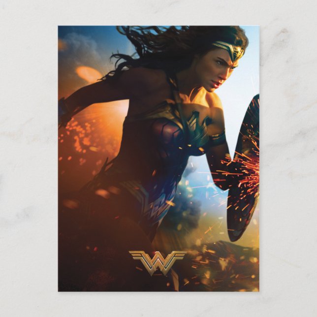 Wonder Woman läuft auf dem Schlachtfeld Postkarte (Vorderseite)