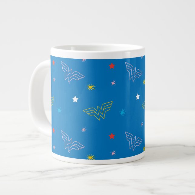 Wonder Woman-Logo und Sterne Blaues Muster Jumbo-Tasse (Vorderseite Links)